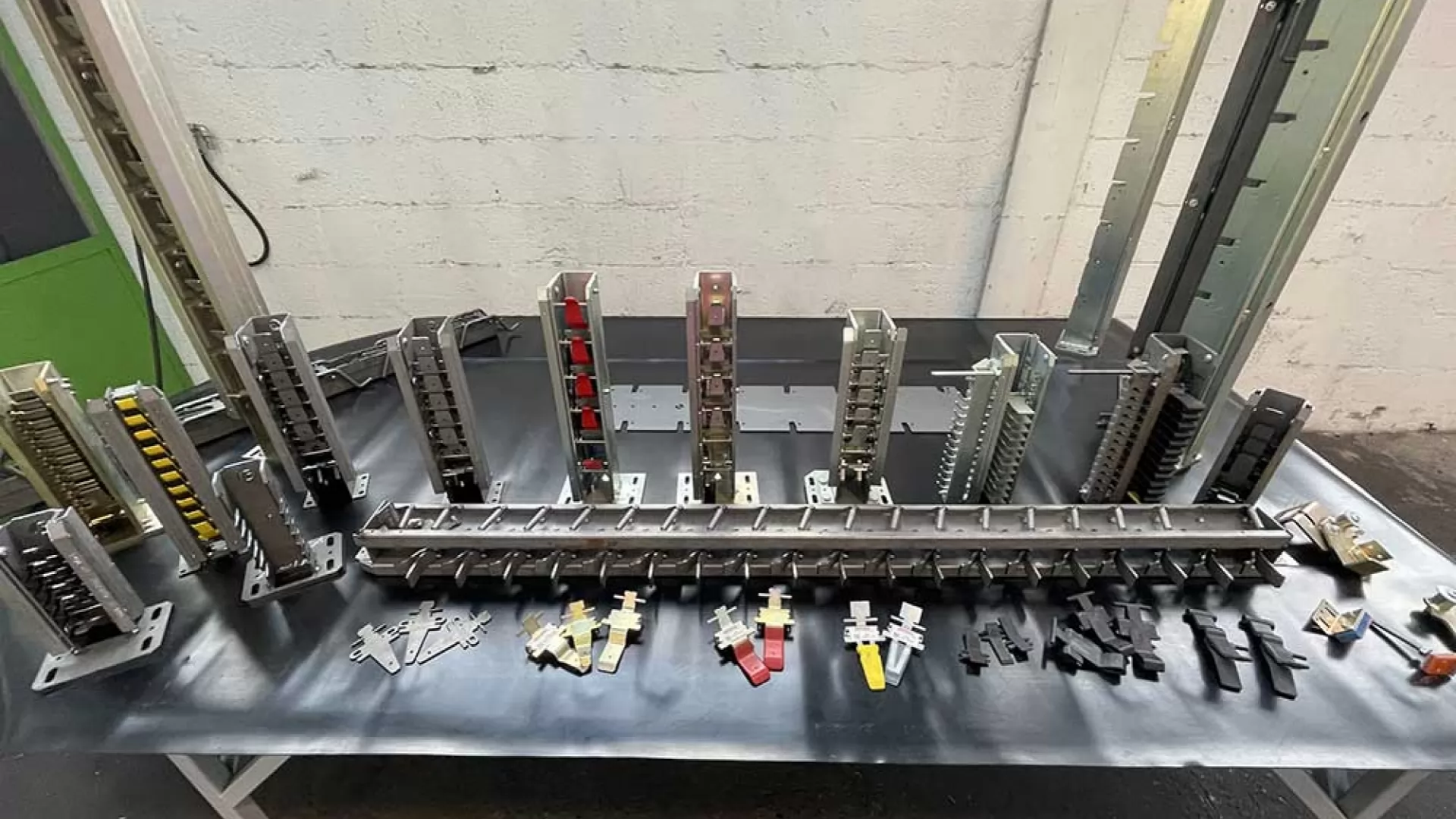 Contenitori metallici con colonne