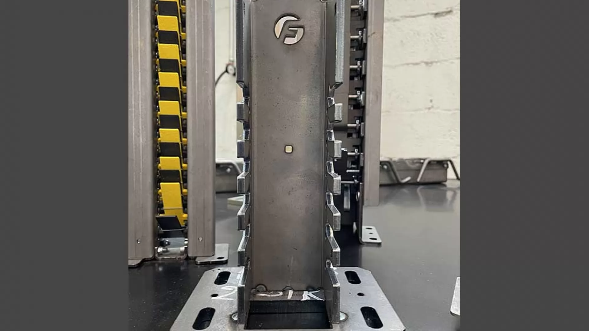 Contenitori metallici con colonne
