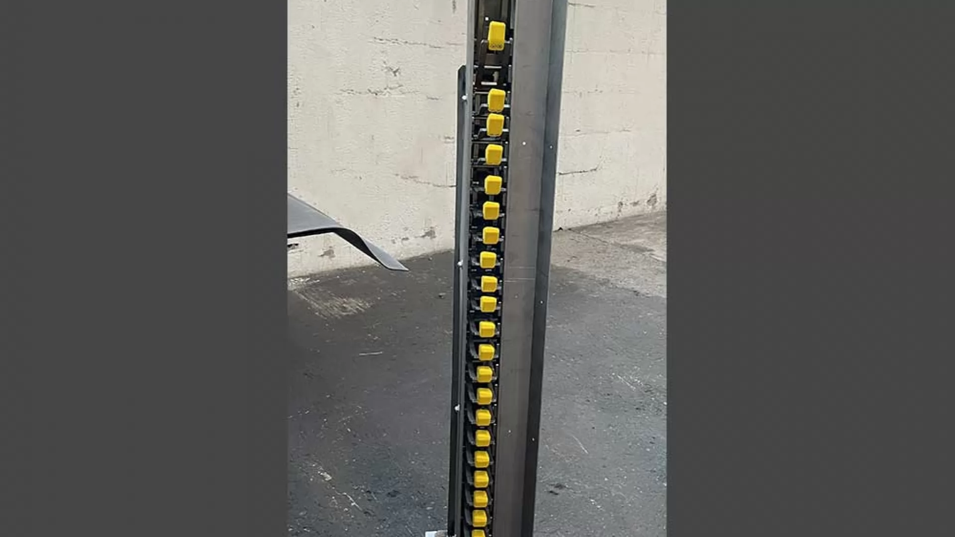 Contenitori metallici con colonne