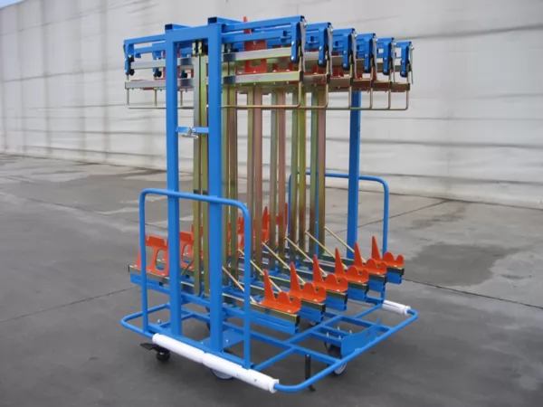 Carrelli per movimentazione interna: caratteristiche e vantaggi per il settore automotive