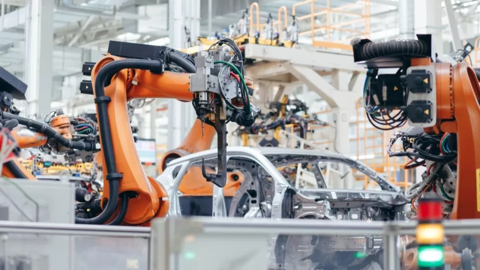 Contenitori metallici con colonne: come funzionano e perch&eacute; sono indispensabili per le linee robotizzate