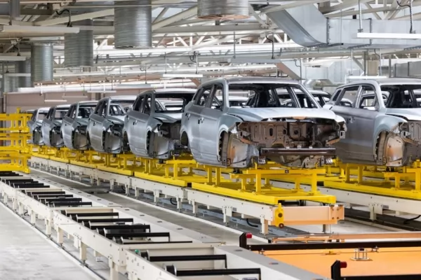 Robotica e contenitori metallici nell'industria automotive